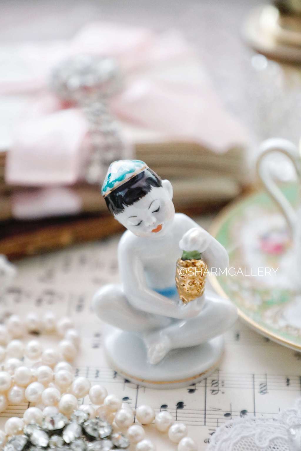 Статуэтка "Мальчик с виноградом". №3. Фарфор, ЛФЗ 1960г.