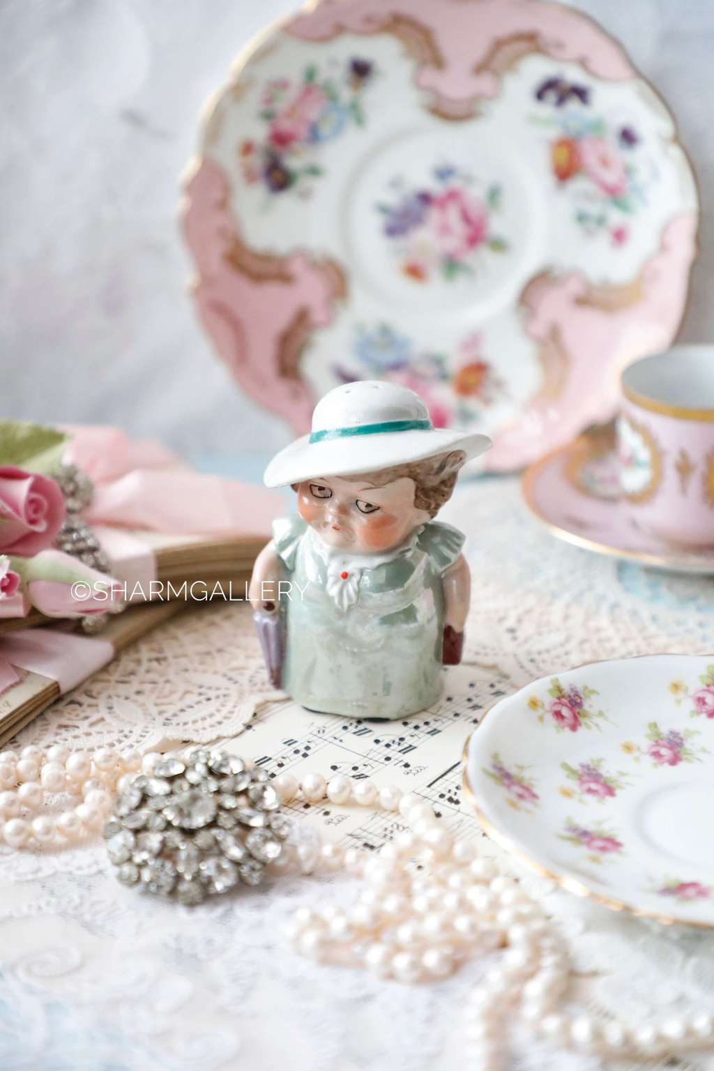 Солонка из серии "Бюргеры". Дама в шляпе - редкая! Фарфор, Германия.