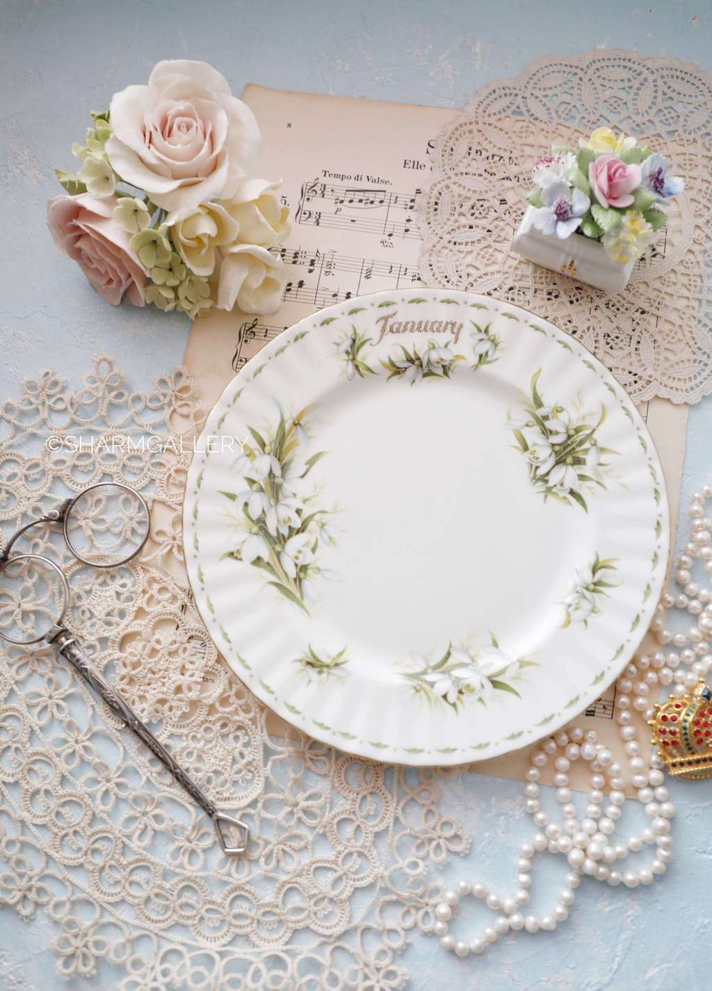 Винтажная десертная тарелка цветок месяца "Январь". Royal Albert, Англия.