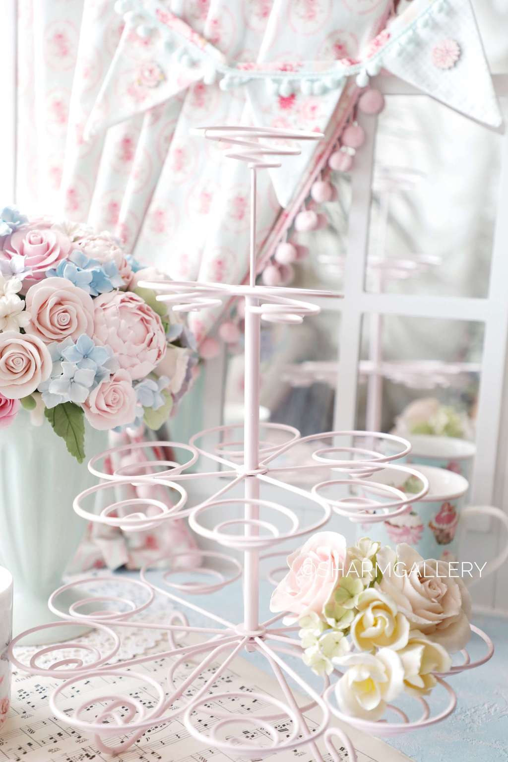 Подставка металлическая для кексов розовая на 19 штук.