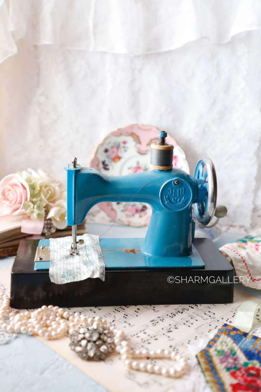 Детская швейная машинка, синяя. СССР.