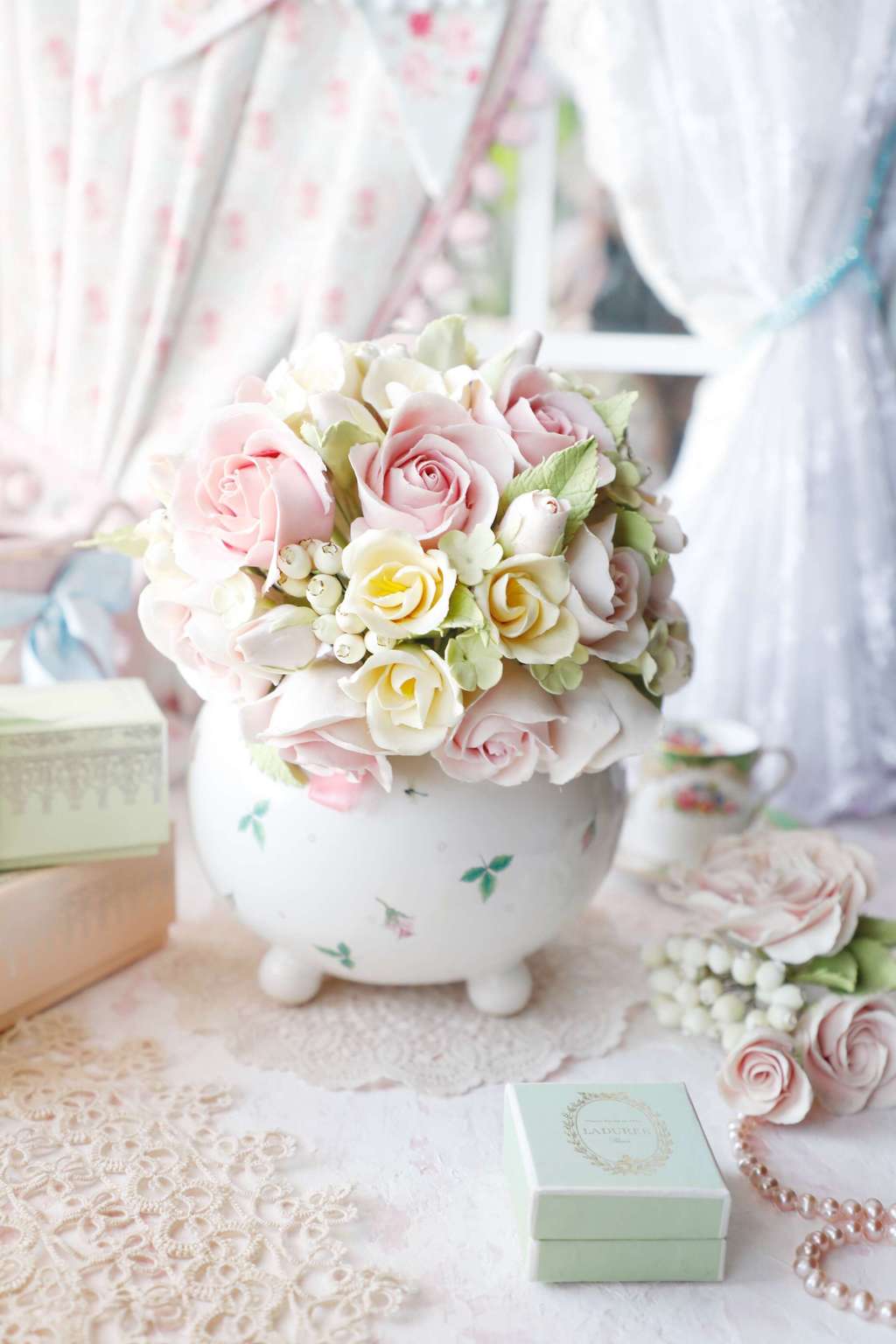 Фарфоровое кашпо с росписью для цветов на ножках. Винтаж, Англия.