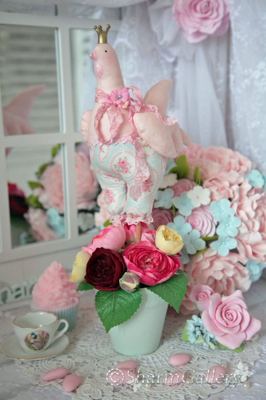 "Королевская курочка в пионах". Интерьерная композиция.