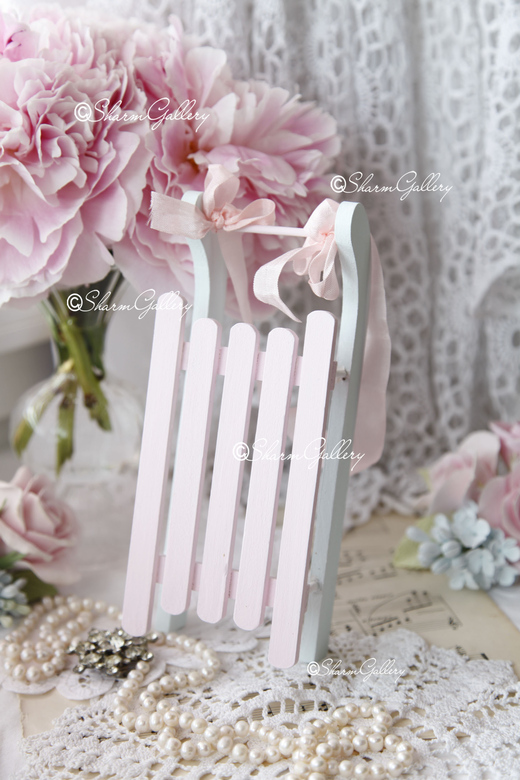 Деревянные, декоративные саночки.