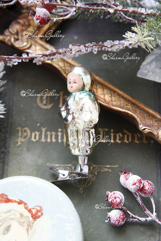 Ребенок с погремушкой. Елочная игрушка на прищепке, СССР.