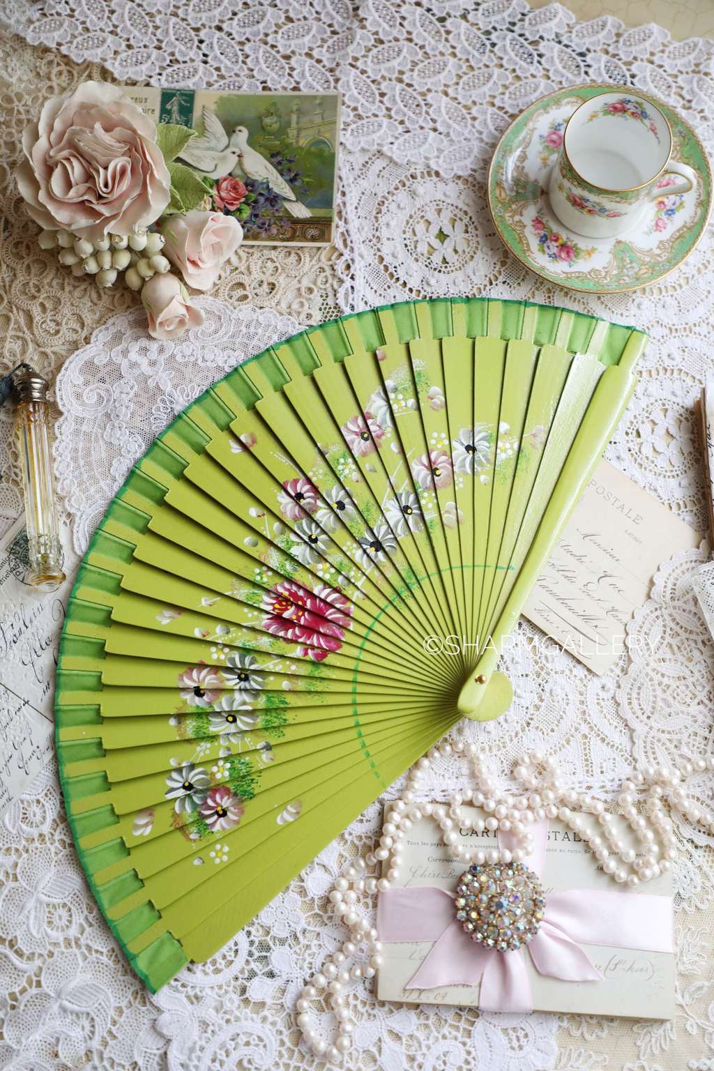 Веер №14 деревянный с росписью, салатовый. Испания, Винтаж.