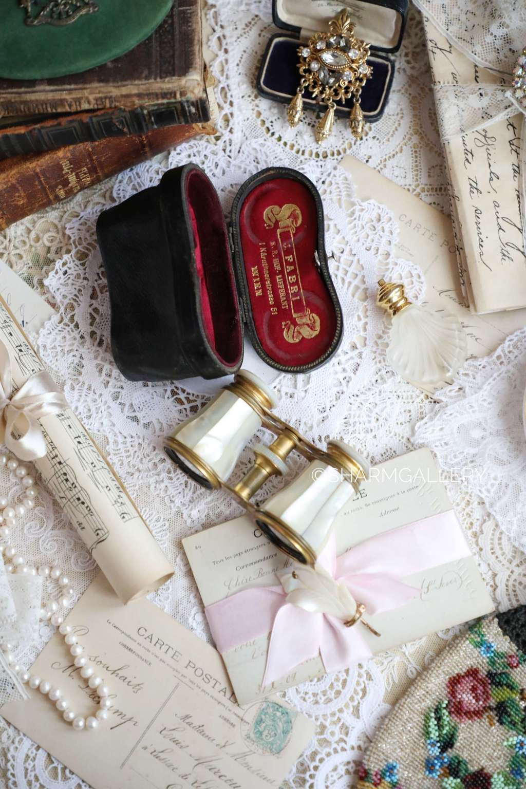 Антикварный театральный бинокль. Австрия, перламутровый в футляре. Дефект.