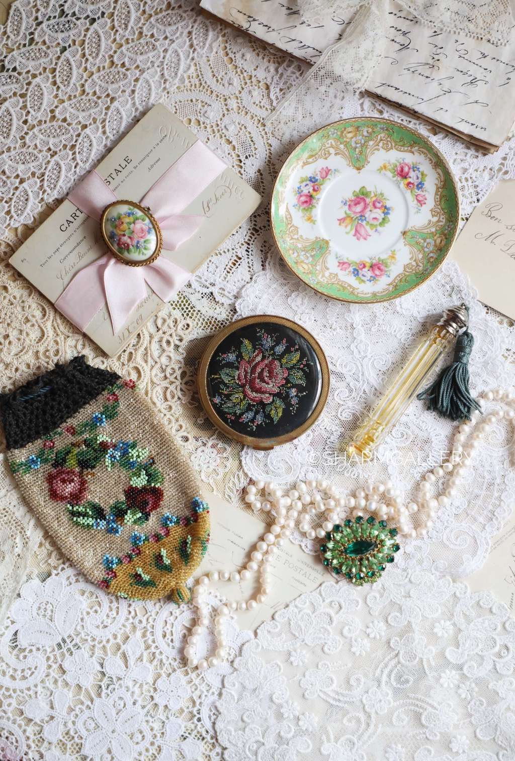 Винтажная пудреница "Розы" с вышивкой Petit Point, Австрия. №2.