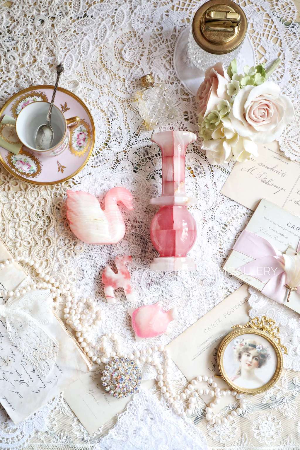 Набор из натурально камня Розовый оникс, вазочка и фигурки.