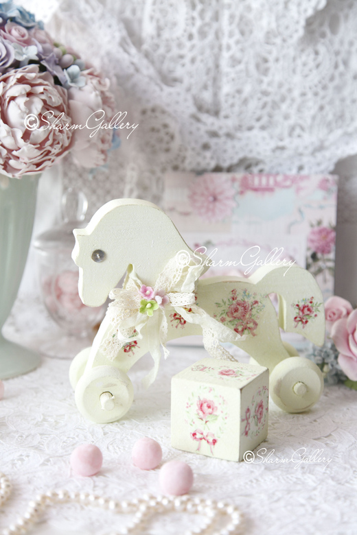 Деревянная, интерьерная Лошадка и кубик.