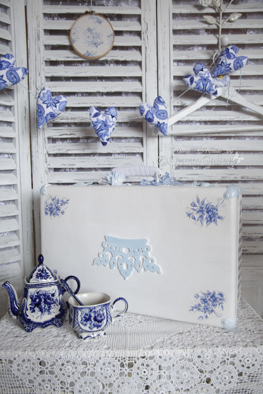 "Gzhel". Чемодан винтажный + брошь.