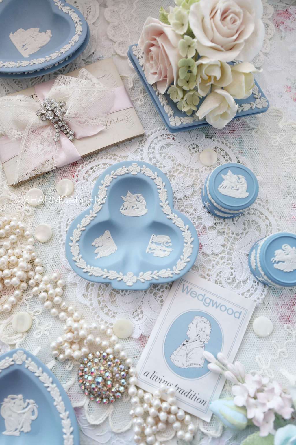 Тарелочка «Карточные масти» Трефы/Крести, бисквитный фарфор Wedgwood, Англия.