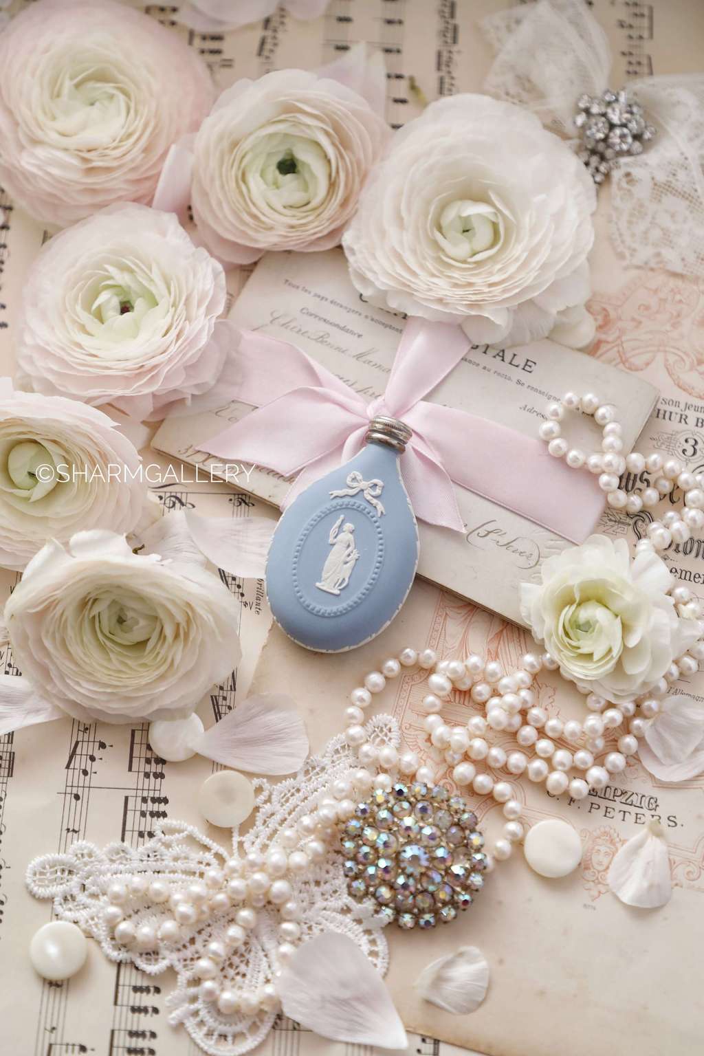 Флакон для духов бисквитный фарфор, крышечка серебро, Wedgwood, Англия.