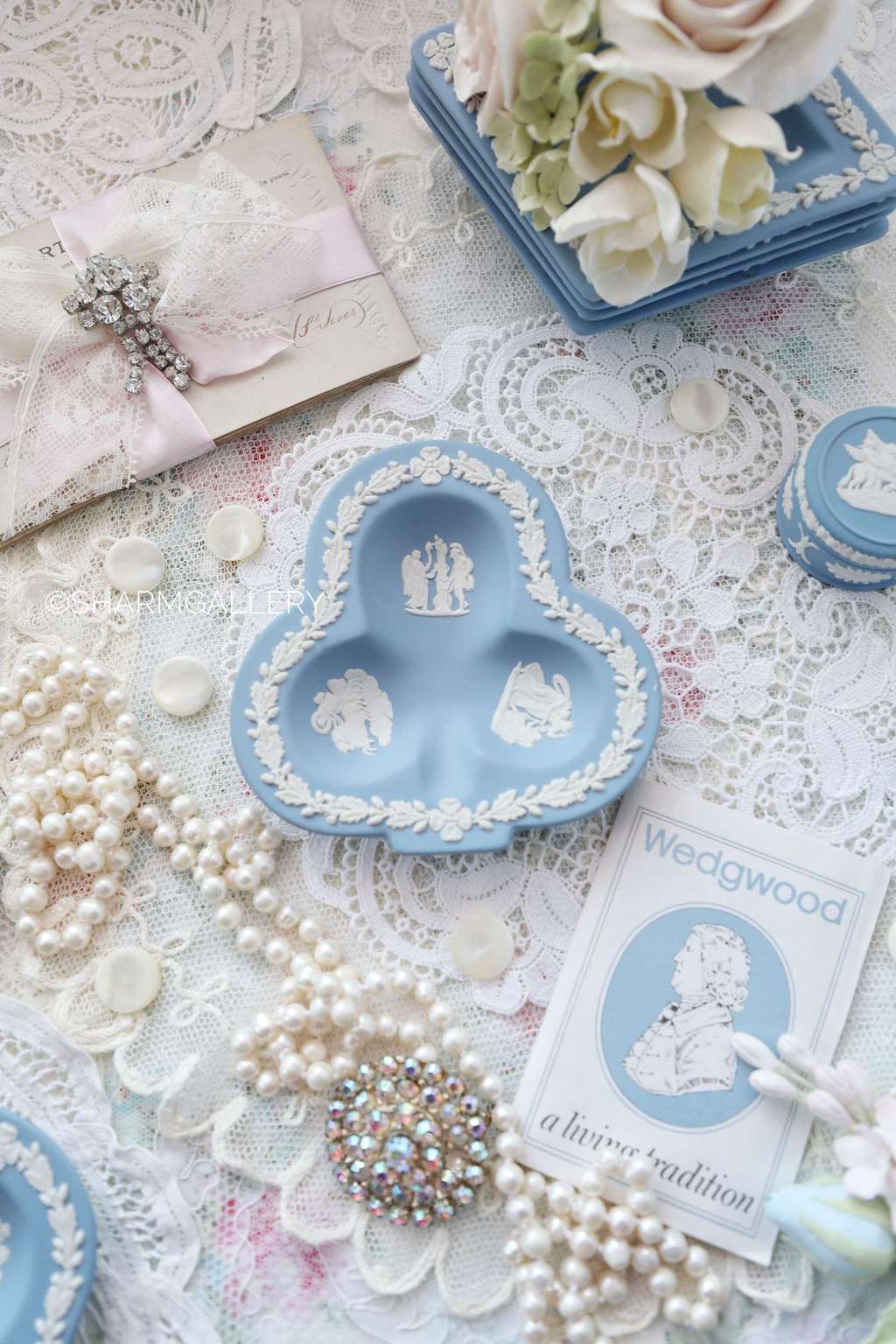 Тарелочка «Карточные масти» Трефы/Крести, бисквитный фарфор Wedgwood, Англия.