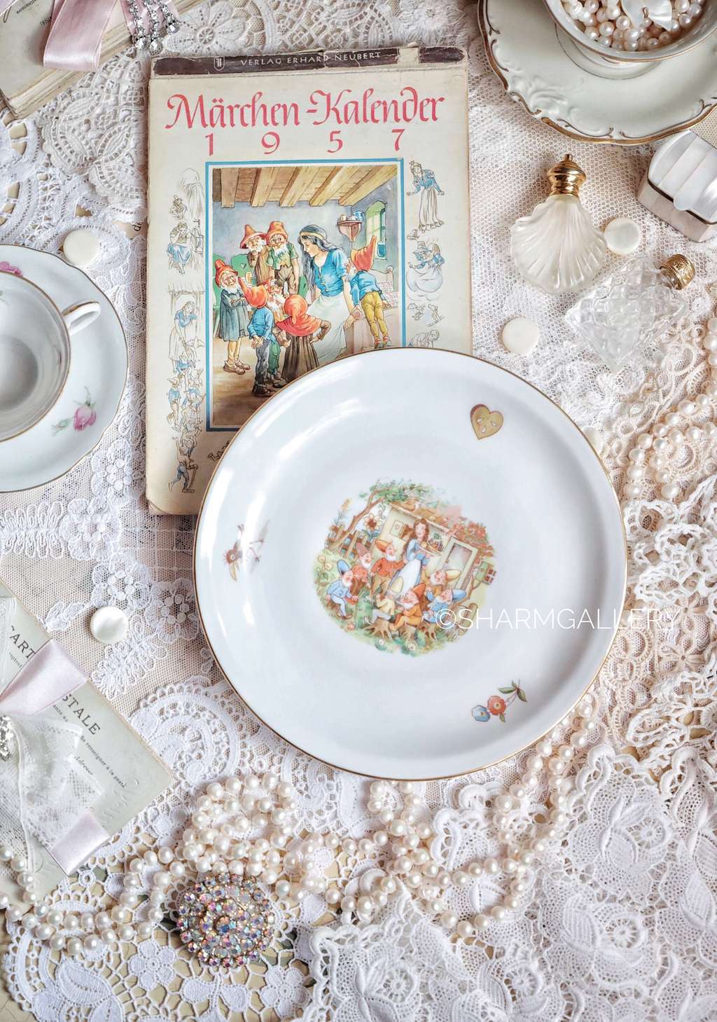 Фарфоровая тарелка - сказки "Белоснежка и семь гномов" ф-ка Weisswasser (Вайсвассер) ГДР