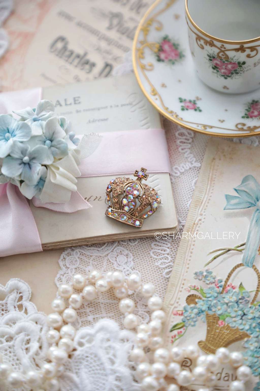 Брошь Корона с радужными стразами. Винтаж.