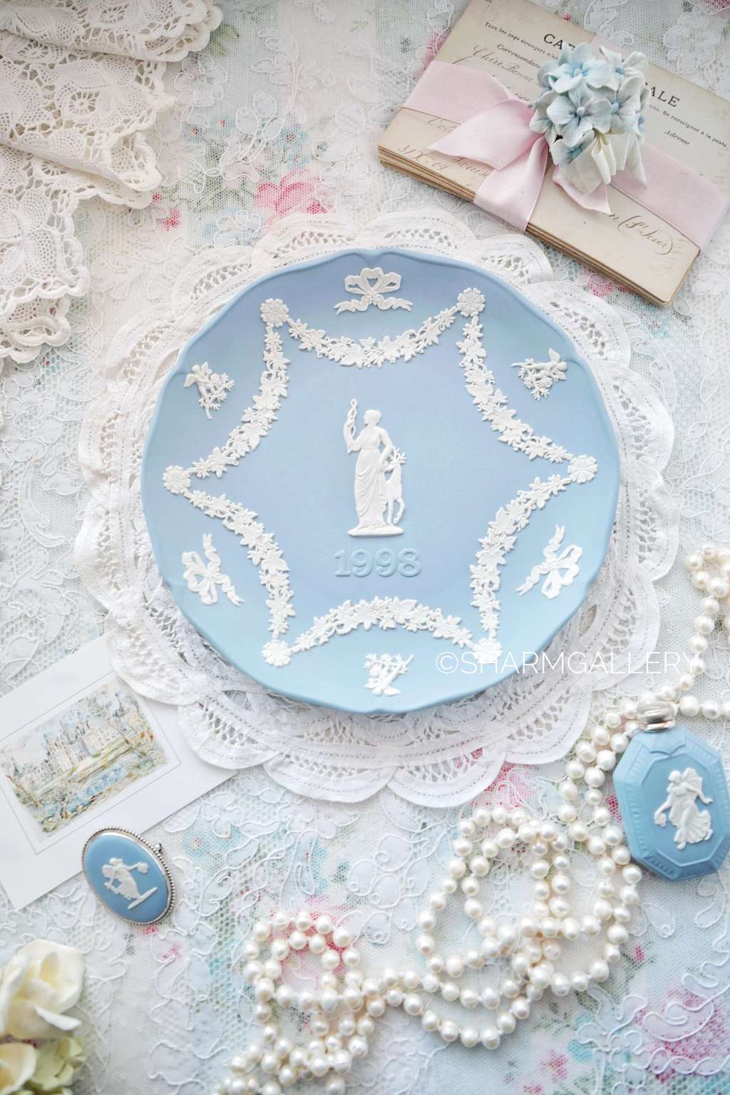 Тарелка  1998г. Бисквитный фарфор, 18,5см., в коробке. Wedgwood, Англия.