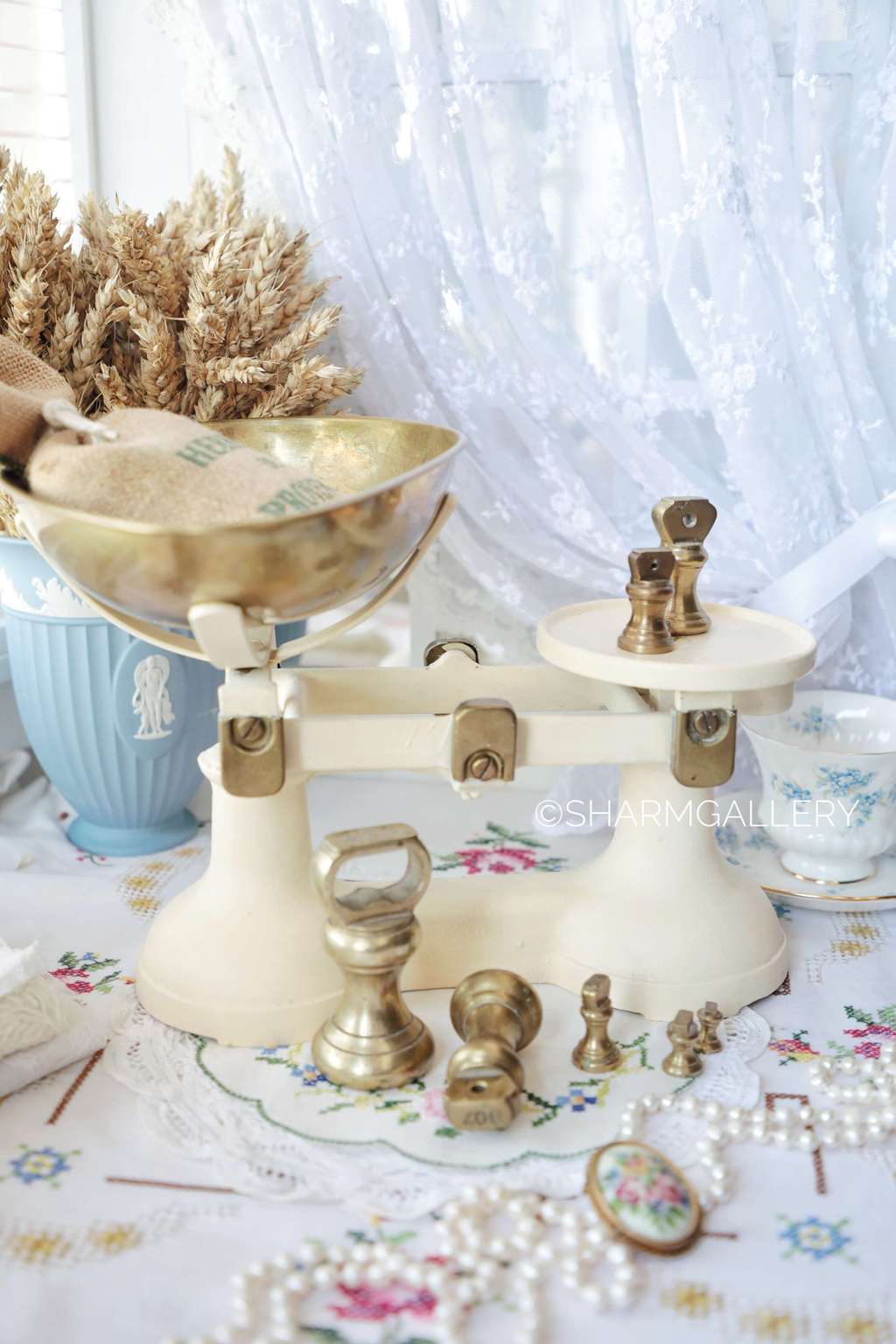 Старинные «сливочные» весы с 7 гирями, Англия + прованские травы в подарок.