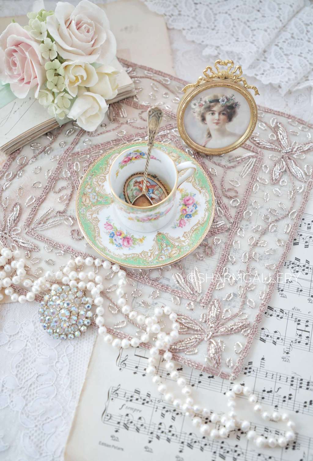 Салфетка декоративная, вышитая металлизированным шнуром.