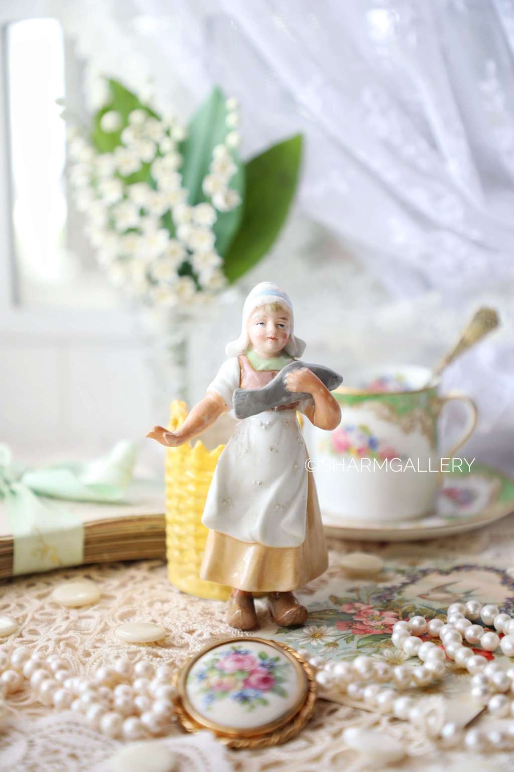 Старинная фарфоровая статуэтка - подставка для зубочисток «Рыбачка» серия «Бюргеры», Германия.