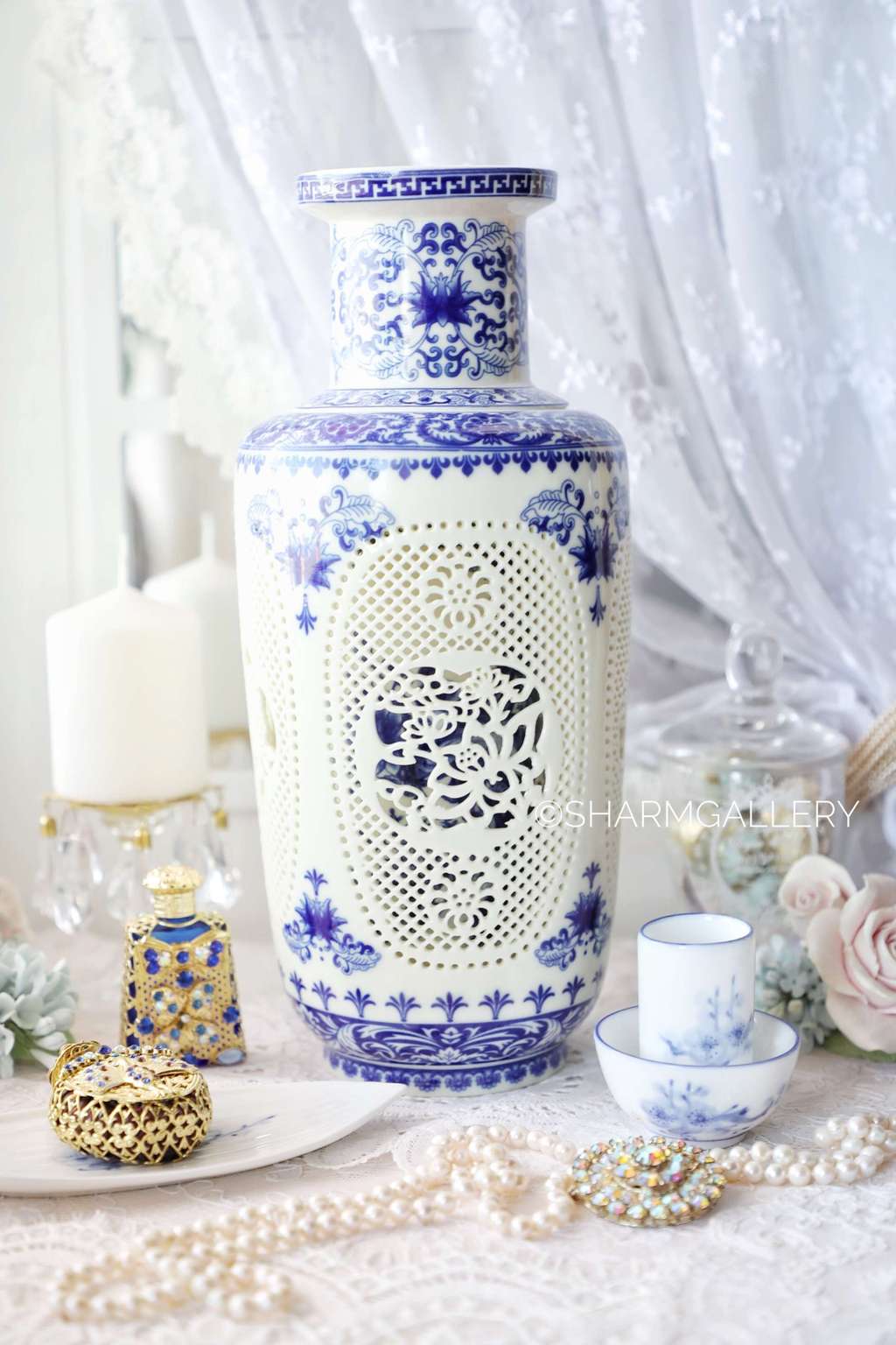 Ваза двойная, 28см., прорезной фарфор, Китай, в шелковом ларце.