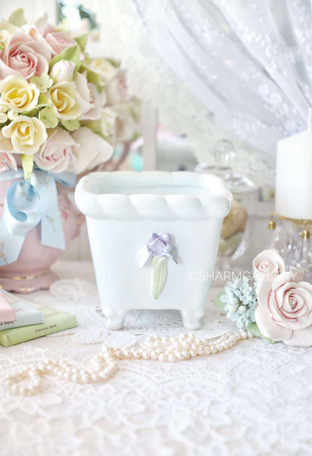 Фарфоровое кашпо для цветов на ножках "Ирис".