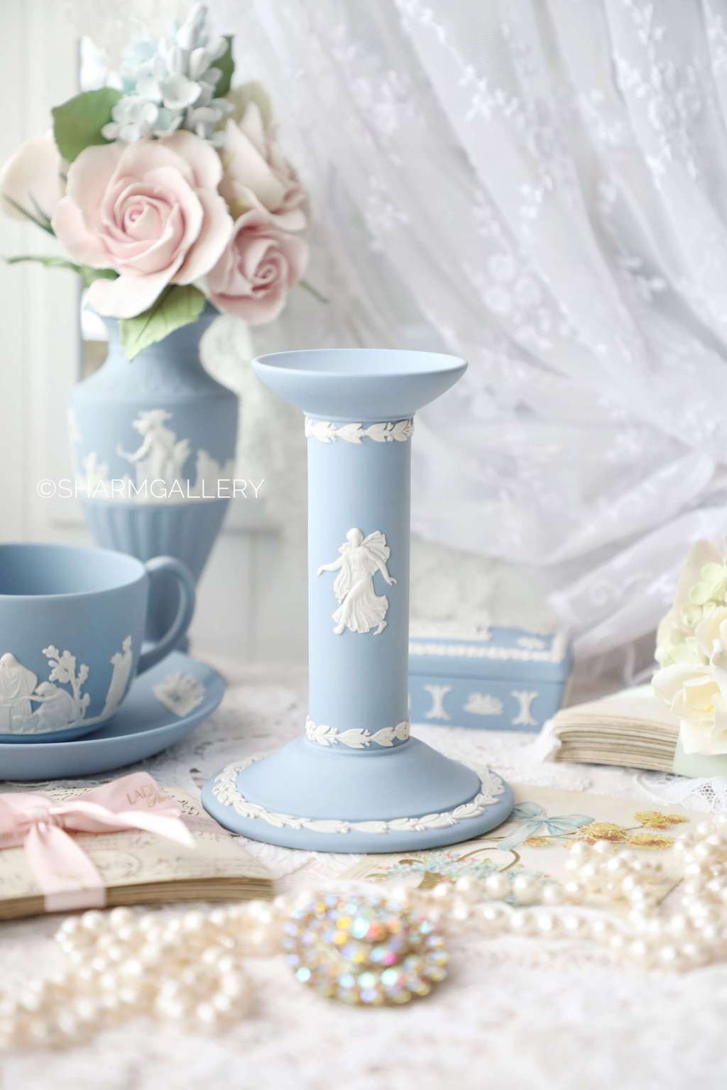 Крупный подсвечник на одну свечу, бисквитный голубой фарфор Веджвуд, Wedgwood Англия.