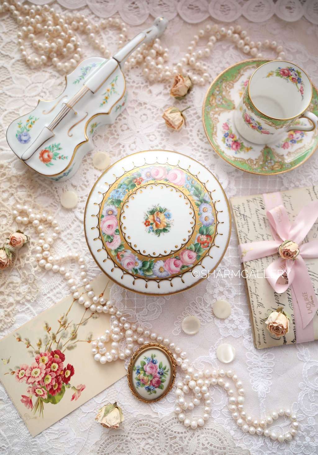 Старинная фарфоровая шкатулка 12,5см, «Венок цветов» Франция.