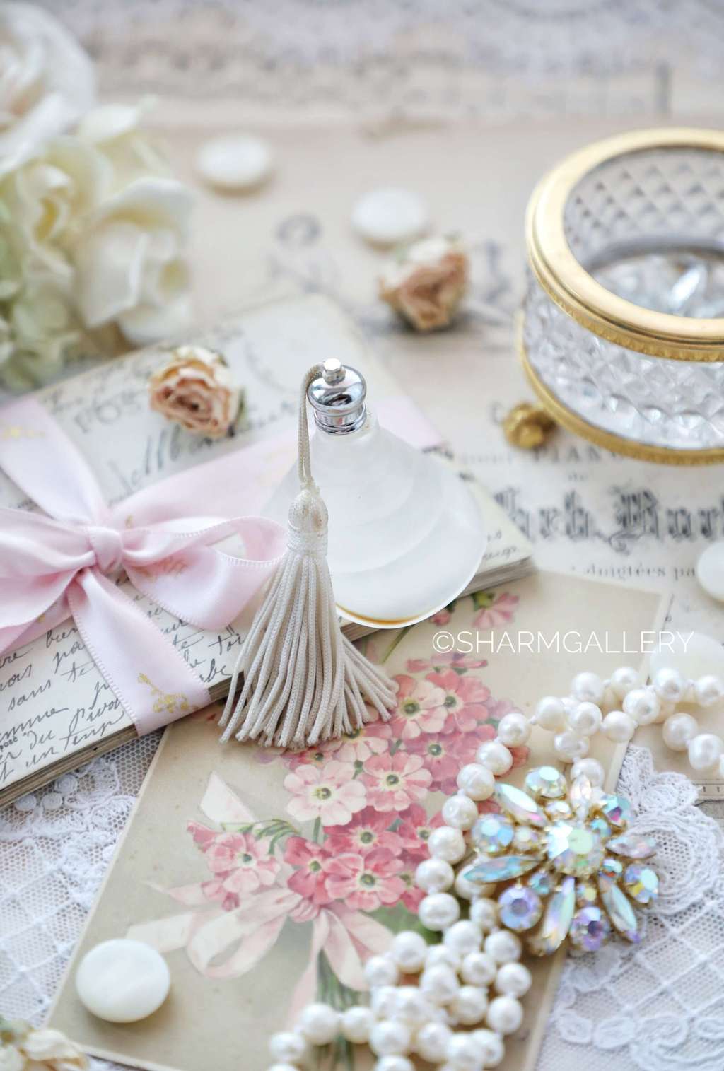 Винтажный флакон для духов с кисточкой "Ракушка". Матовое стекло, Чехословакия.