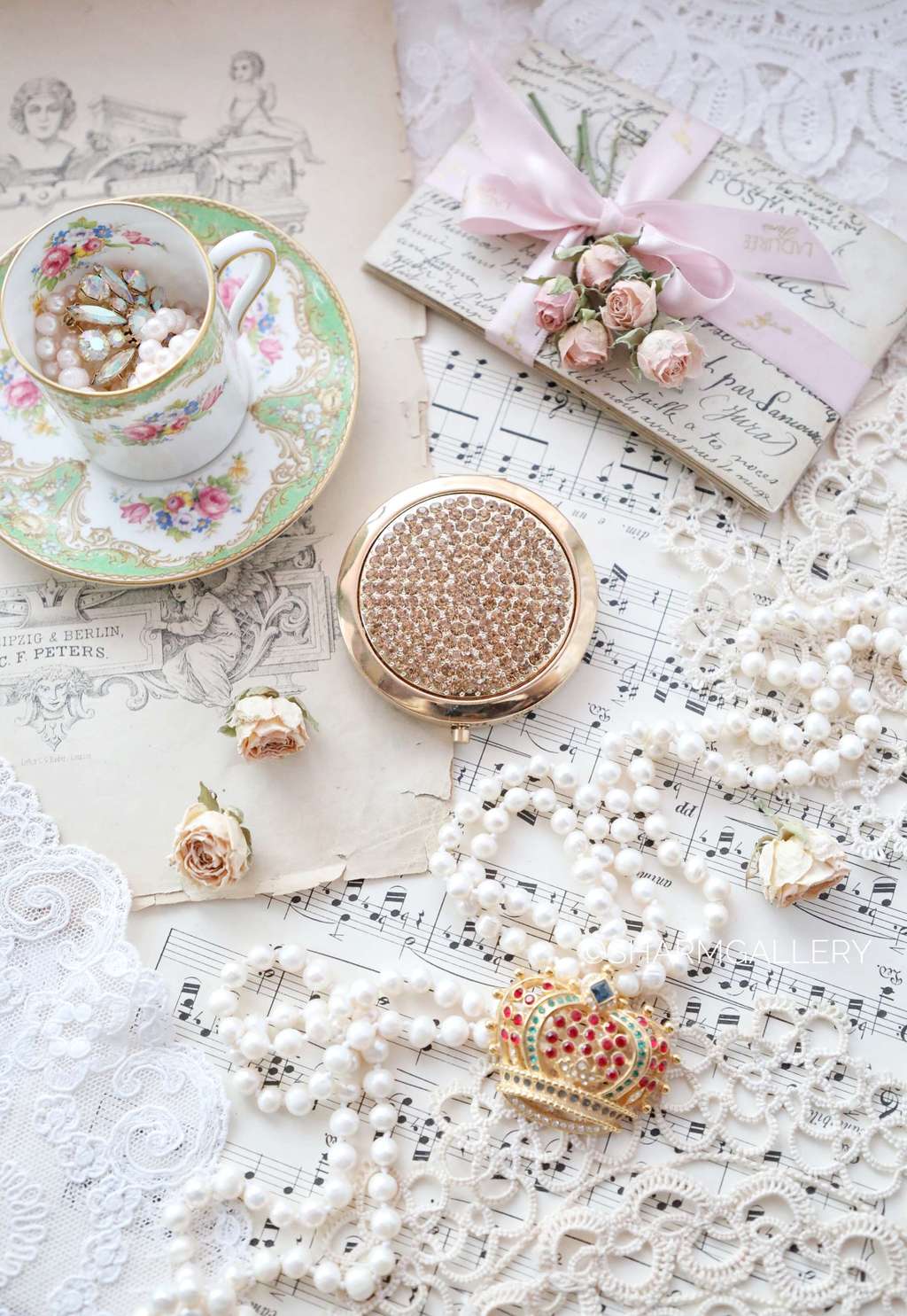 Карманное зеркало со стразами золотистого цвета, двойное в мешочке. Cindy 1990гг.