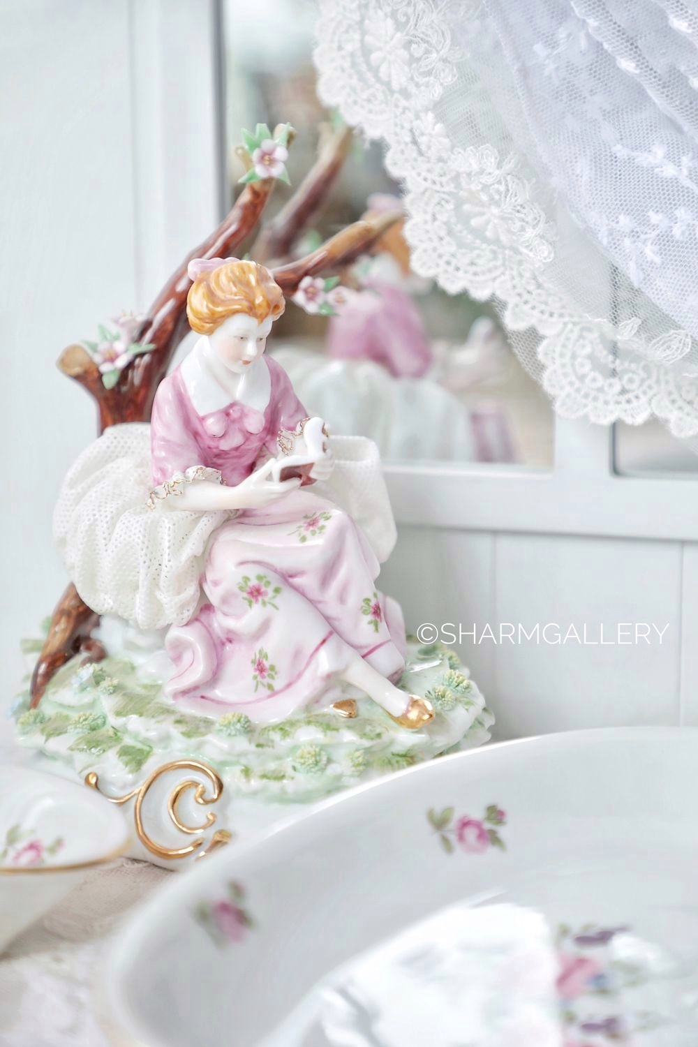 Фарфоровая статуэтка кружевница "Поэзия" (Дама с книгой) Италия