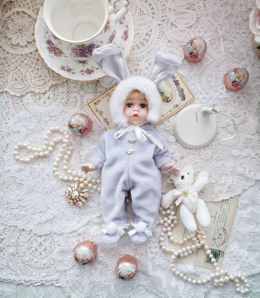 Фарфоровая кукла на подставке ребенок в костюме кролика. Rеmecо Cоllectiоn, Англия. Дефект!