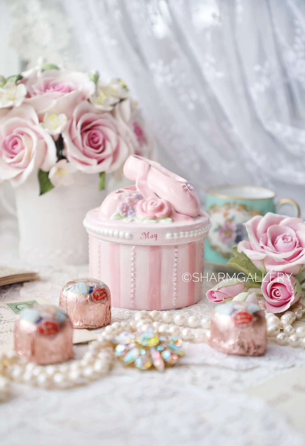 Шкатулка розовая «Май» с пуантами и цветами керамика, Америка 1990гг.