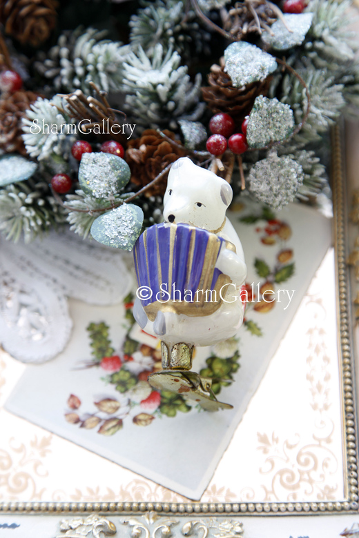 Медведь с гармошкой. Елочная игрушка, стекло на прищепке. СССР.