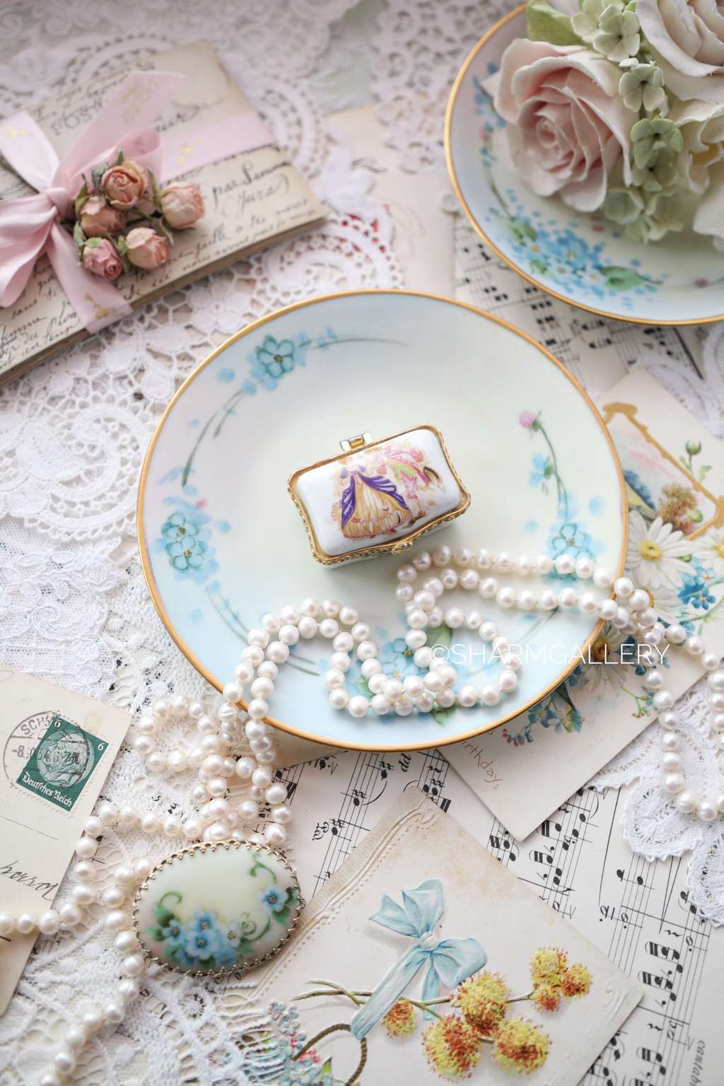 Фарфоровая миниатюрная шкатулка - таблетница "Галантная сцена", Лимож