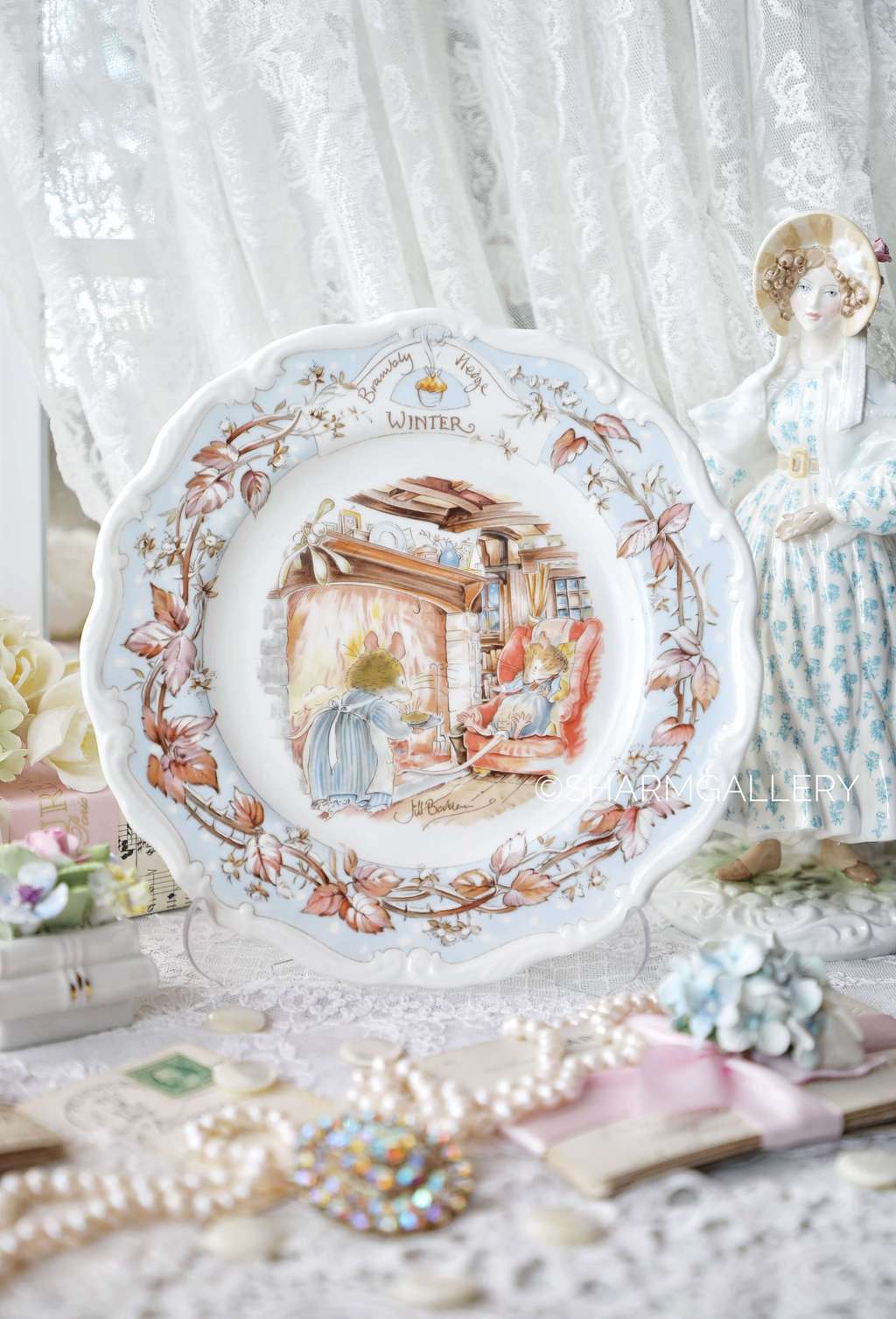 Коллекционная тарелка Brambly Hedge Зима, ежевичная поляна. Фарфор Royal Doulton, Англия 1982г.