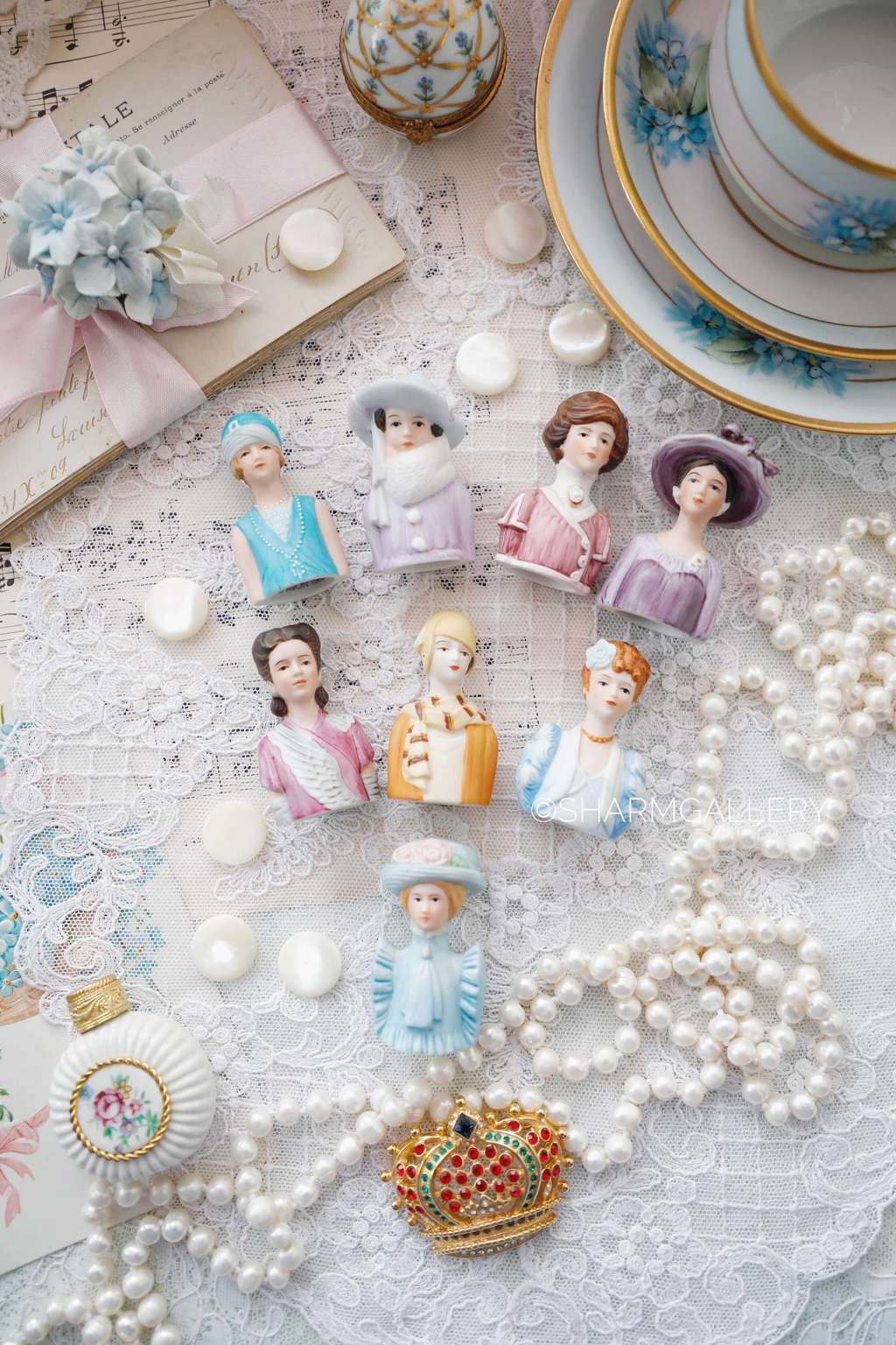 Набор фарфоровых бюстов «Мода прошлого века» 8шт. + полочка в подарок, Avon, Америка 1980гг.