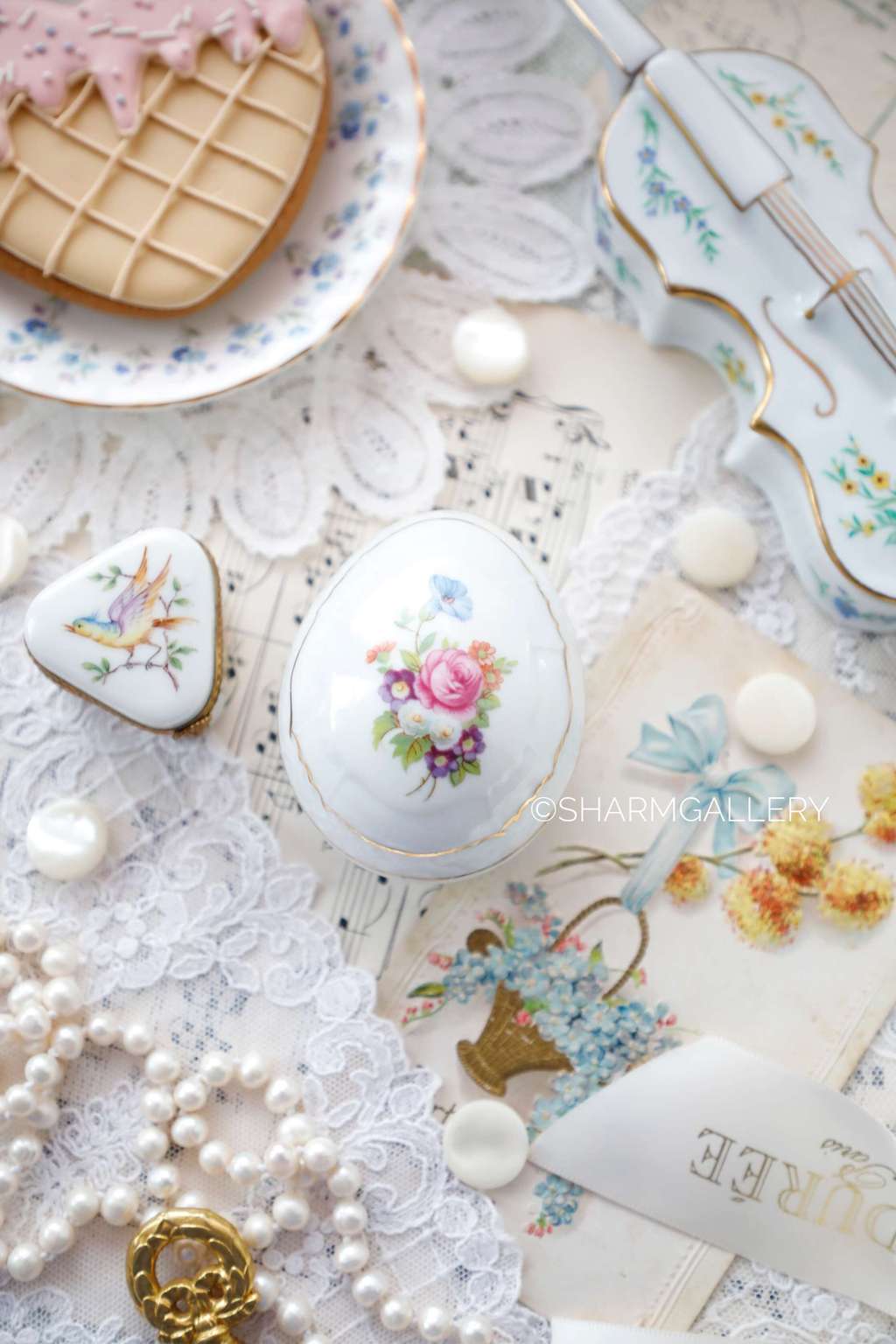 Фарфоровая шкатулка - яйцо "Весенний букет" Leander, Чехия.