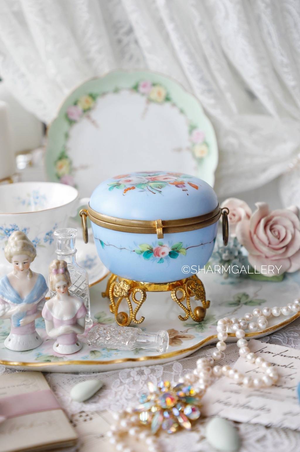 Антикварная шкатулка на ножках, голубое молочное стекло, роспись.