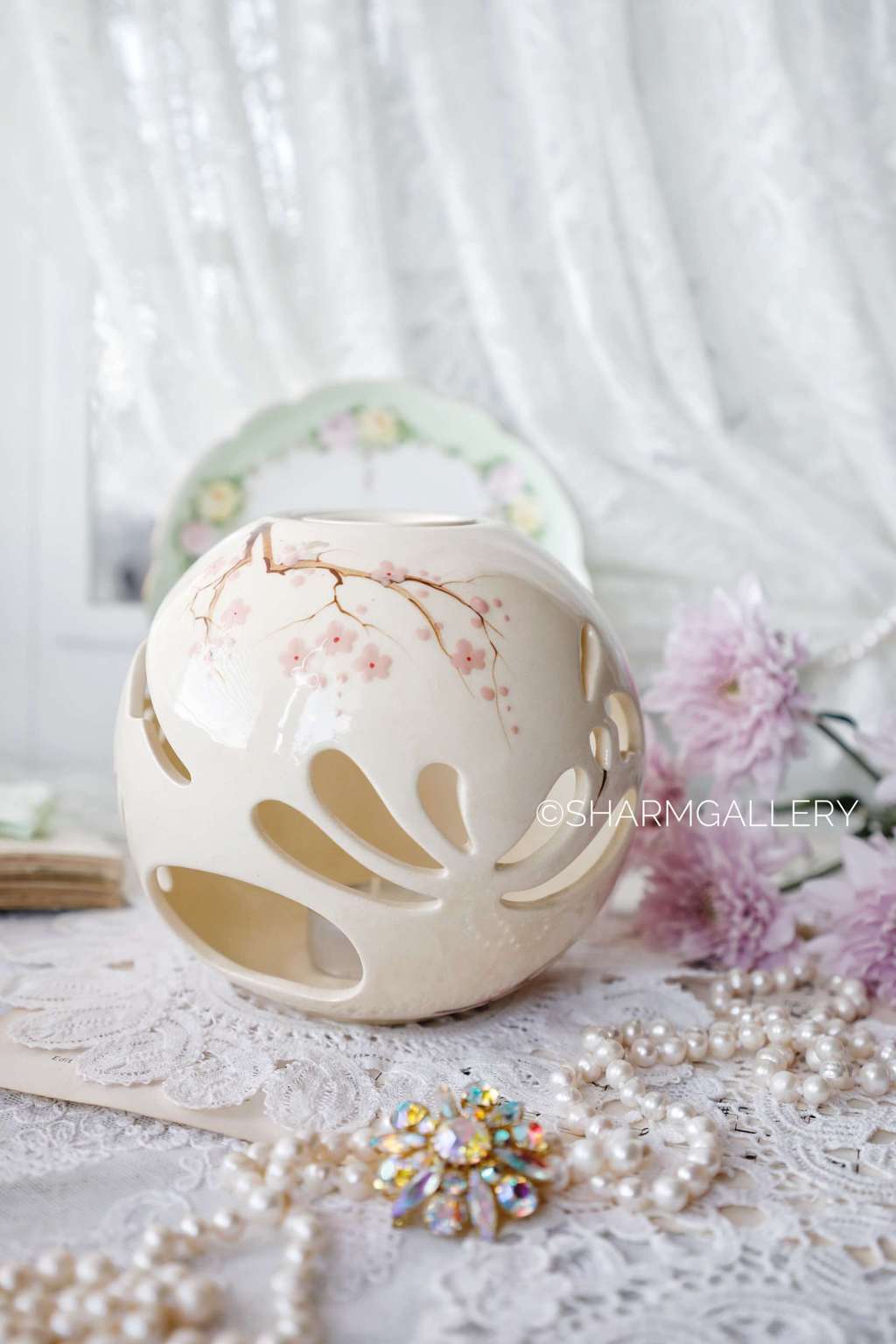 Керамическая кремовая круглая аромалампа «Сакура»/Япония, керамика.