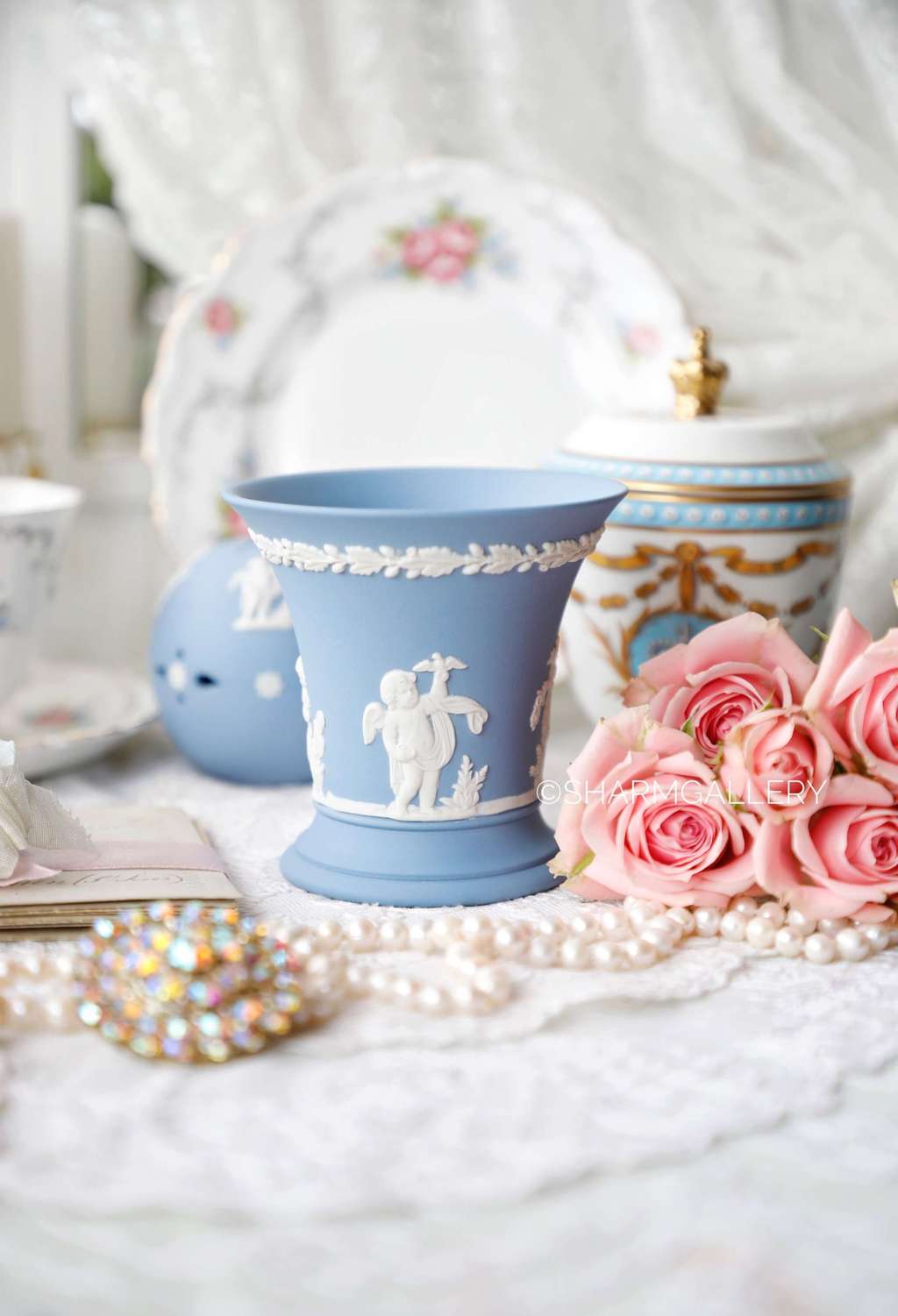 Ваза «Времена года» голубой бисквитный фарфор Веджвуд/Wedgwood, Англия.