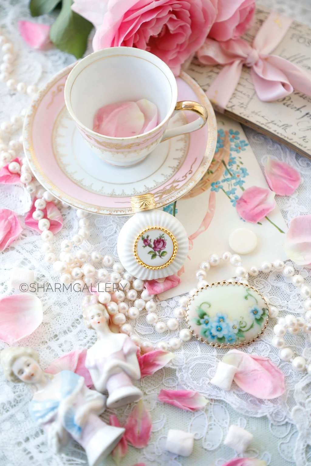 Флакон для духов «Роза» молочное стекло, латунь Богемия, Чехословакия.