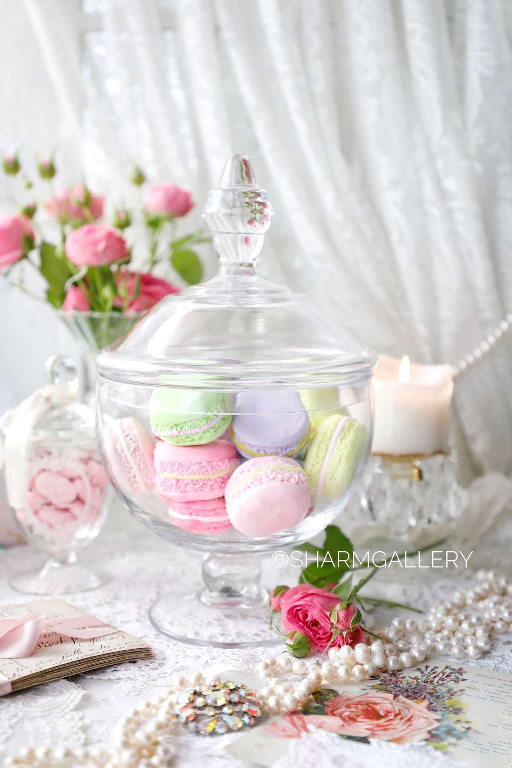 Стеклянная банка на ножке 27см. + макаронс из глины Fimo.