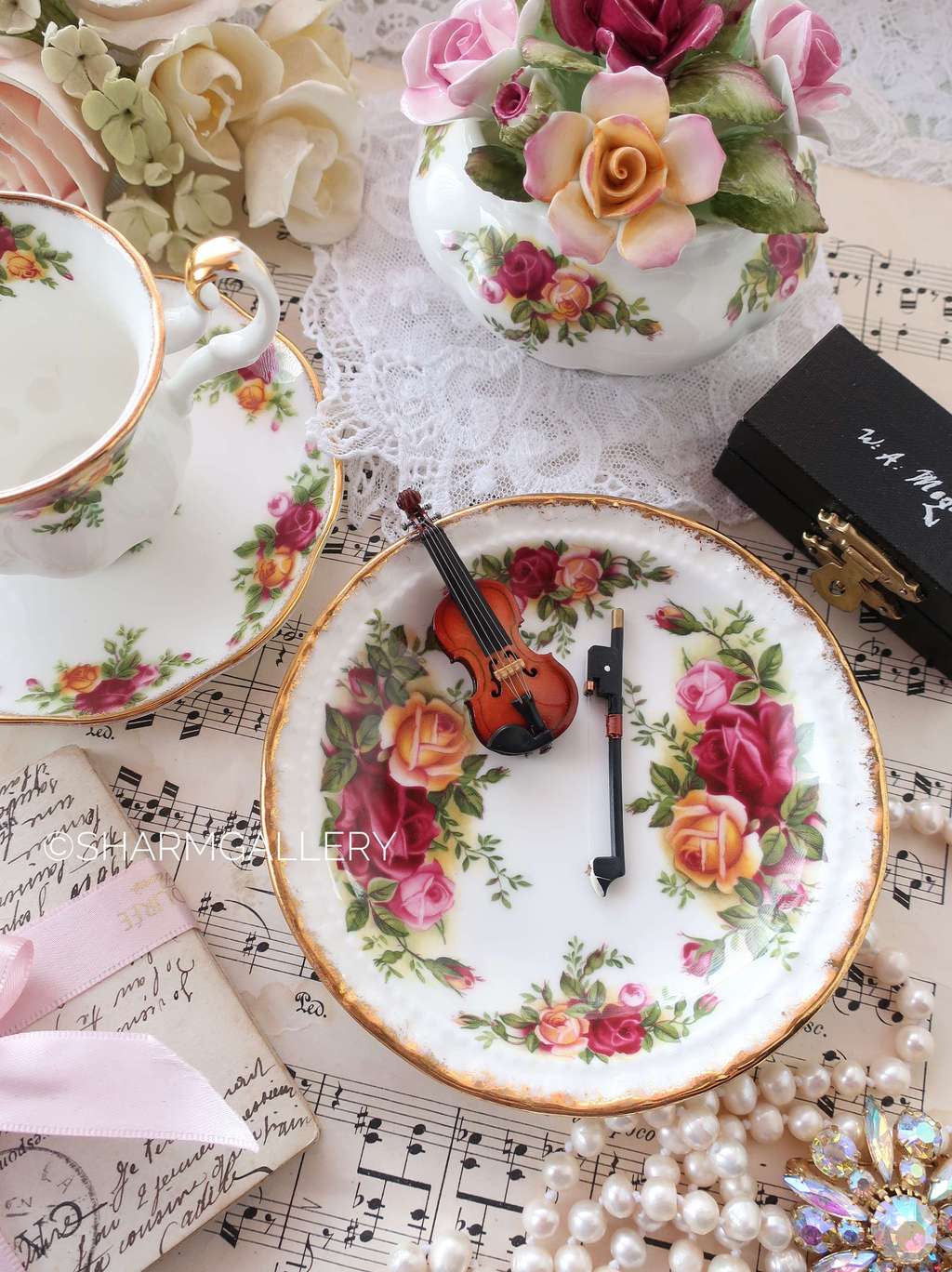 Миниатюрная скрипка Моцарт в кофре, деревянная миниатюра. Германия.