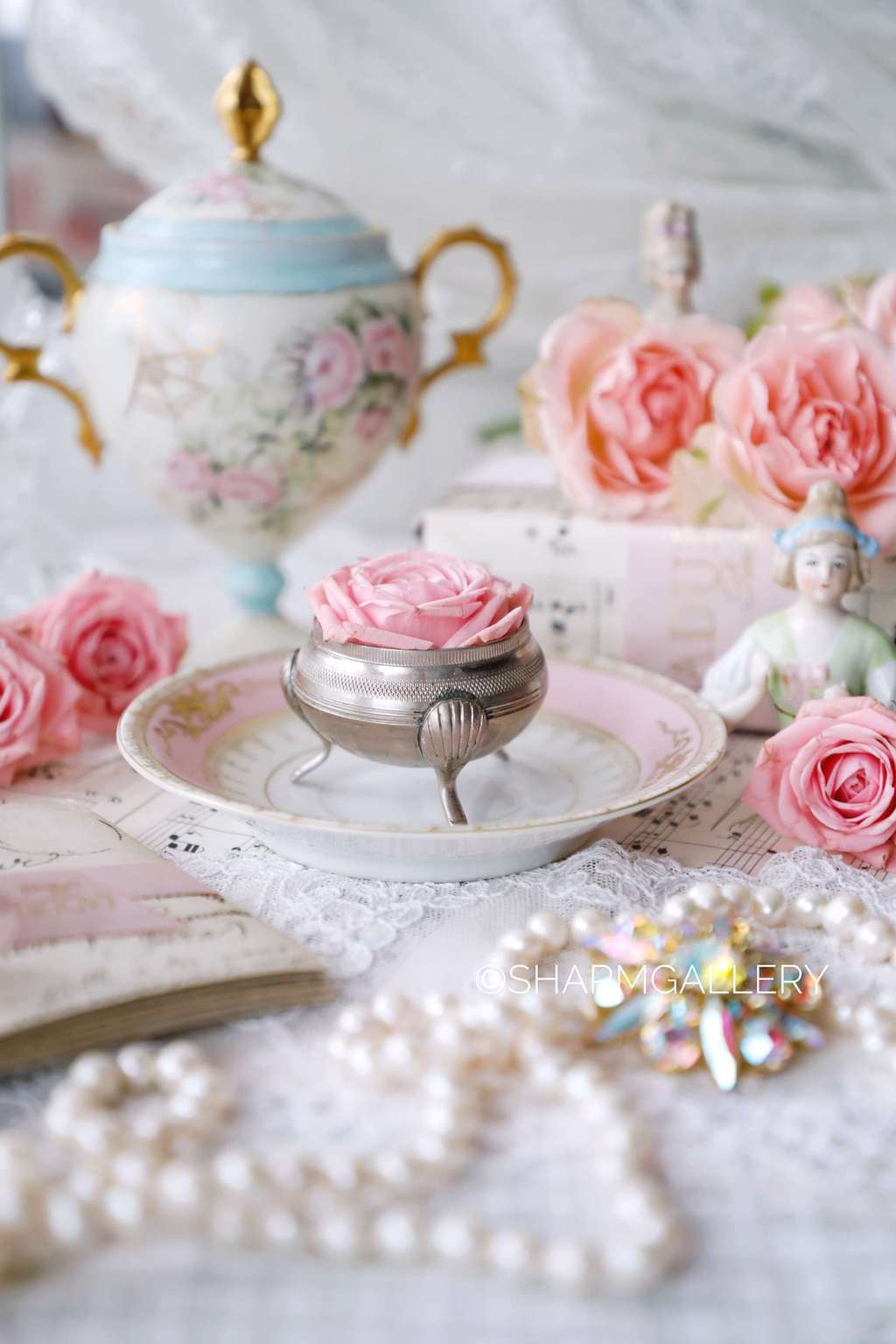 Старинная солонка на ножках серебрение, Европа.