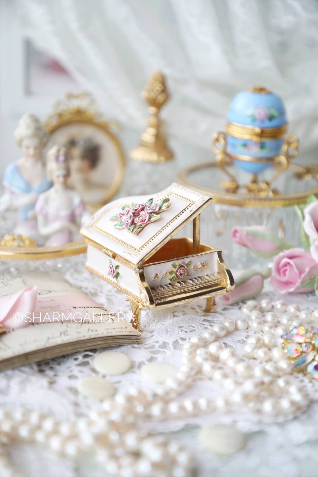 Шкатулка коллекционная «Рояль и Розы» металл, стразы, эмаль.