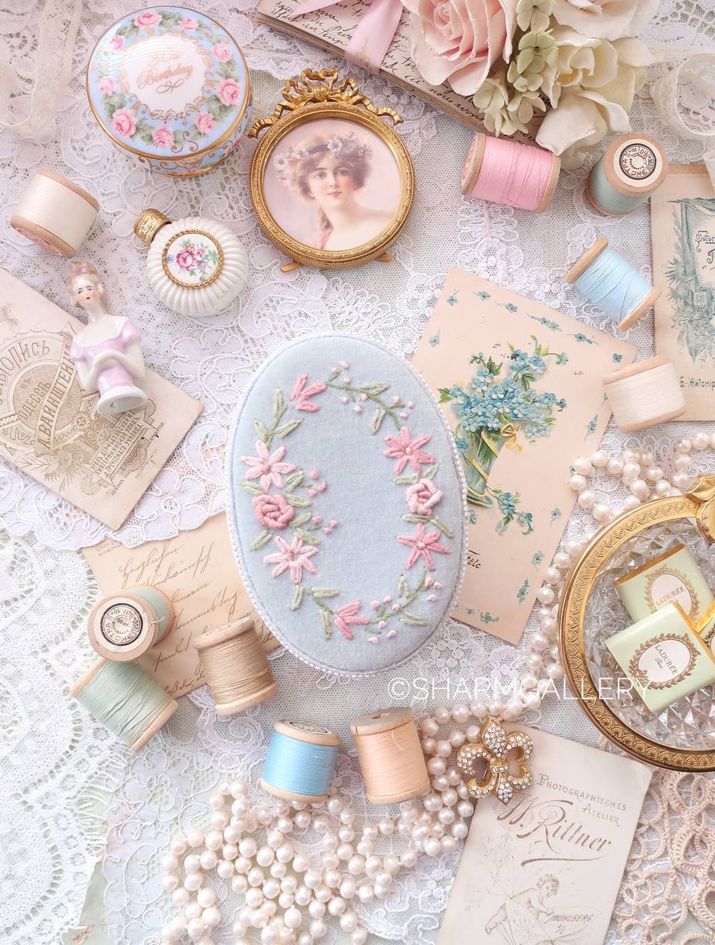 Мягкая овальная шкатулка для украшений с вышивкой.