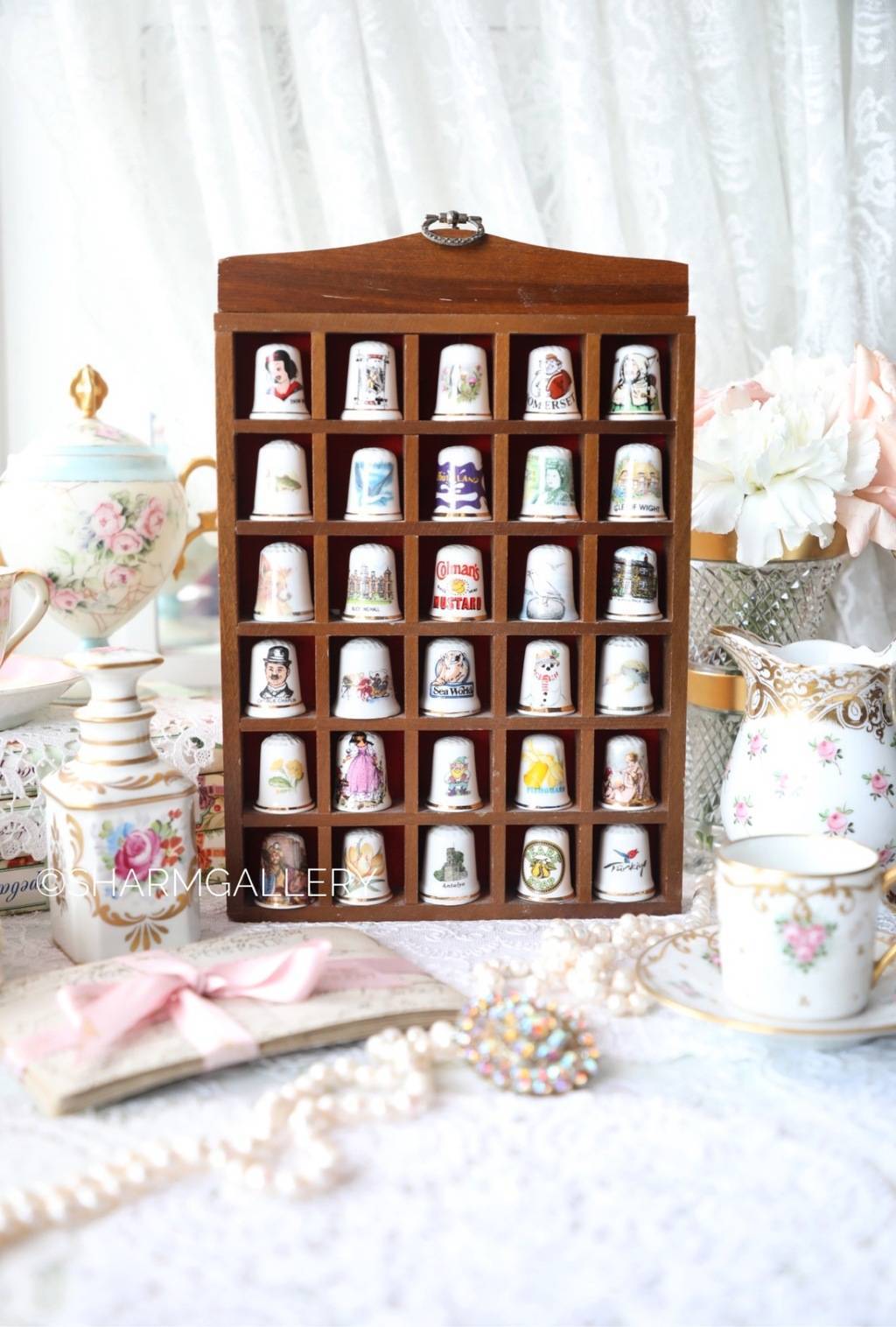 Набор фарфоровых наперстков 30 шт. на подставке полочке.