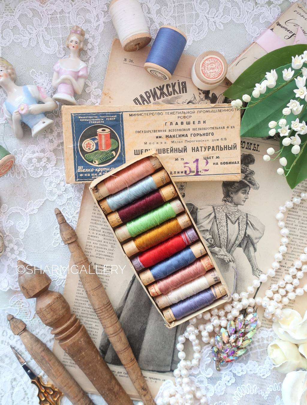 Набор ниток №65 натуральный шелк 10шт., разного цвета в коробке, Главшелк СССР.
