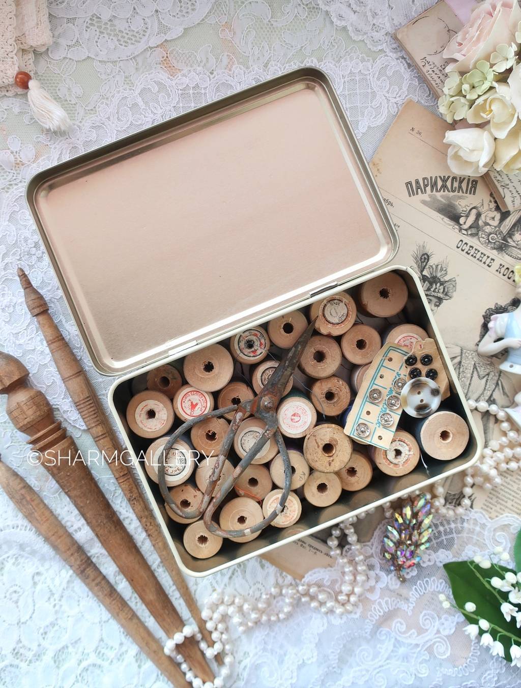 Жестяная коробка с катушками ниток СССР 36шт. + ножницы, салфетка.